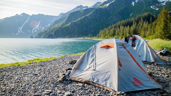 Comment organiser un camping pour une expédition de plongée en lac de montagne?